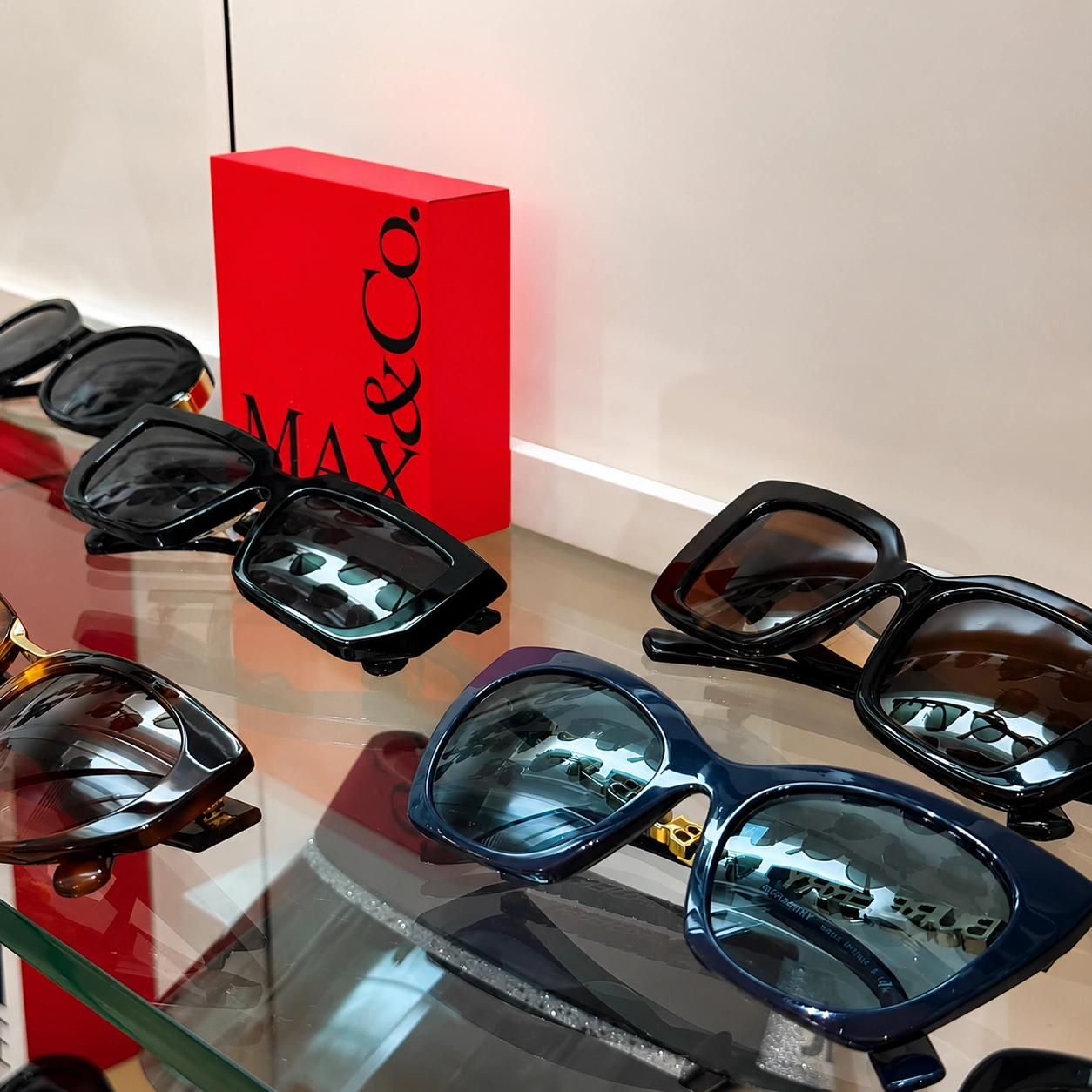 Óculos solares premium expostos na Ótica Liberty